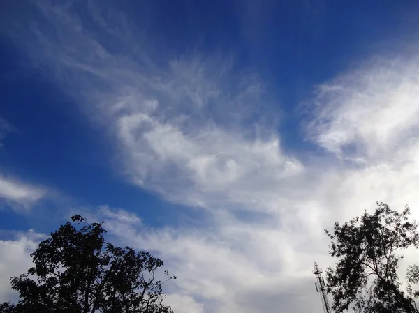 Mavi gökyüzü bulutlar doğa — Stok fotoğraf
