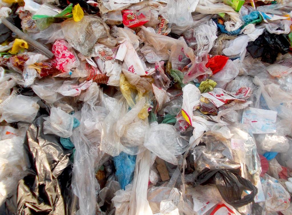 свалка пакетов. пластиковый пакет с продуктами. пластиковый пакет. полиэтиленовый мусор. полиэтиленовые пакеты отходы.