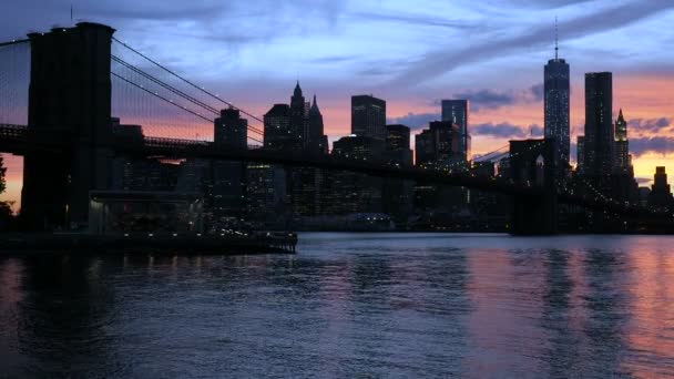 Manhattan en Brooklyn bridge, zonsondergang — Stockvideo