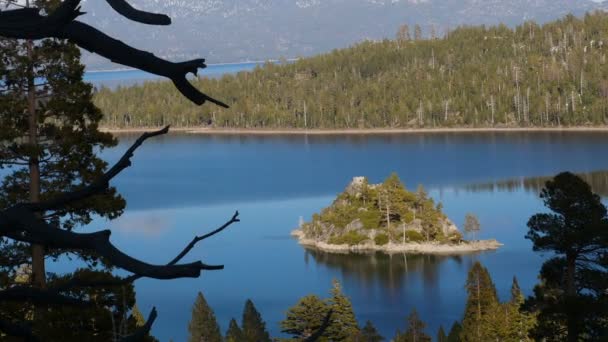 Eiland in de Lake Tahoe — Stockvideo