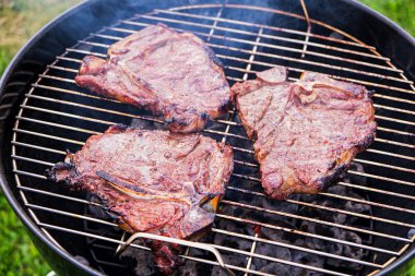 Kızarmış biftek bir ızgara