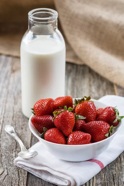 Fresas frescas con una botella de leche — Foto de Stock