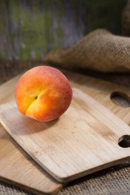Şeftali bir kesme tahtası üzerinde