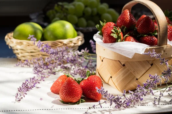 Fruta en cestas sobre una mesa —  Fotos de Stock