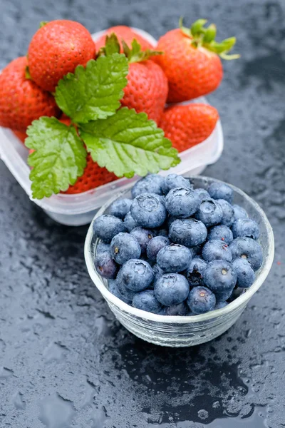 Erdbeere und Blaubeere auf einem Tisch Stockbild