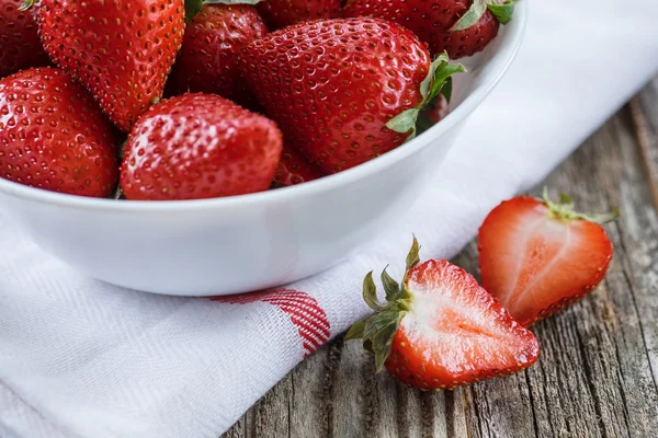 Erdbeeren in einer Schüssel, Nahaufnahme lizenzfreie Stockfotos
