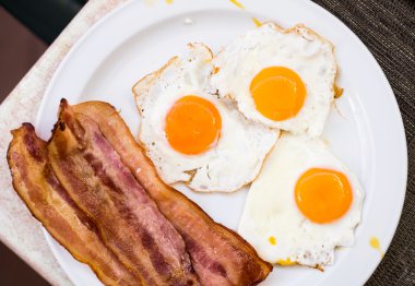 Yağda yumurta ve pastırma.