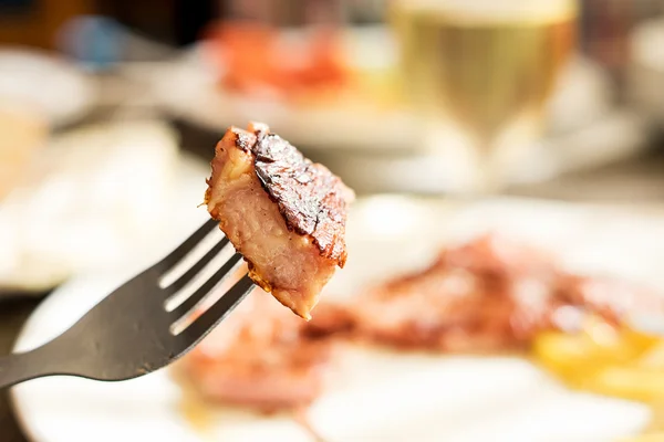 Trozo de carne frita en un tenedor —  Fotos de Stock