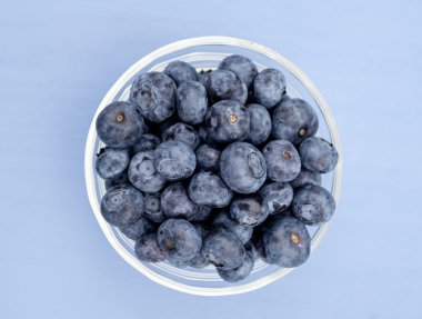 Yaban mersini ile cam kase