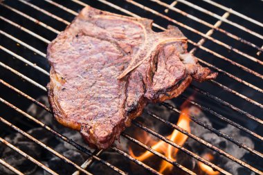 T-Bone biftek bir ızgara