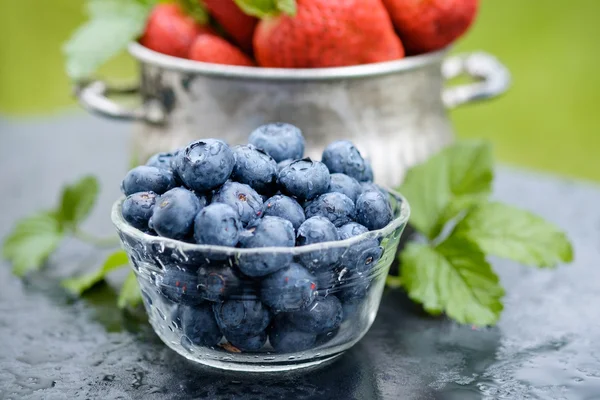 Bleuets et fraises dans des bols . — Photo