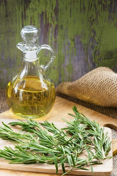 Romero y botella de aceite de oliva Imágenes de stock libres de derechos