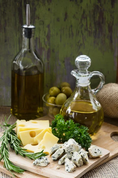 Formaggio, olio d'oliva e olive Foto Stock