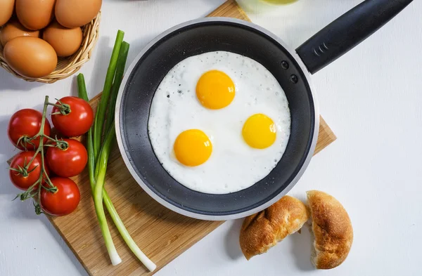 Huevos revueltos en una sartén Imagen de stock