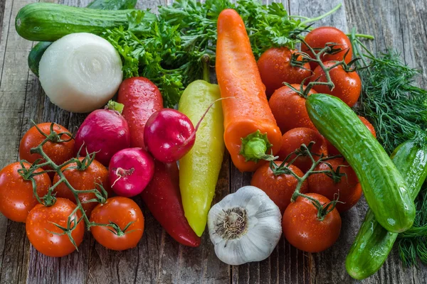 Verduras frescas sobre una mesa Imágenes de stock libres de derechos