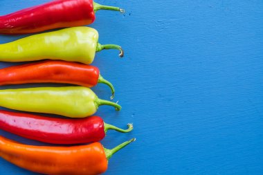 Mavi bir tablo üzerinde renkli biber