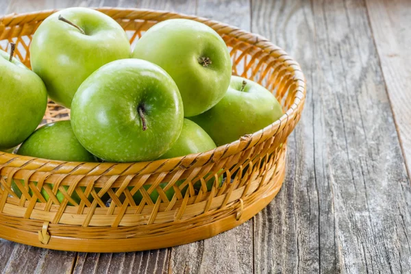 Jabłka w wiklinowym koszu Zdjęcie Stockowe