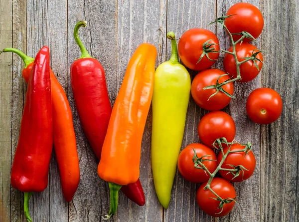 Kleurrijke paprika en tomaten — Stockfoto