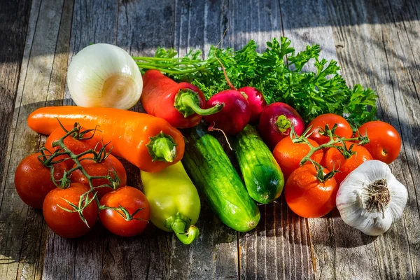 Verdure fresche ed erbe su un tavolo — Foto Stock