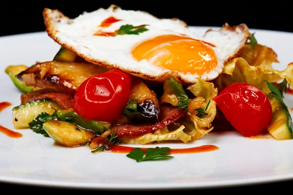 Ensalada caliente con huevo frito —  Fotos de Stock