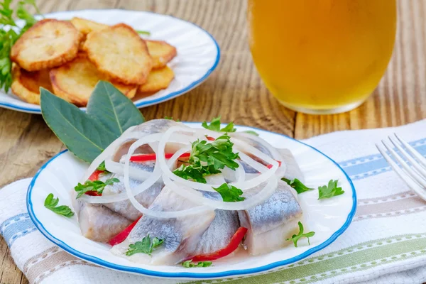 Pièce de hareng, chips de pommes de terre et verre de bière Images De Stock Libres De Droits