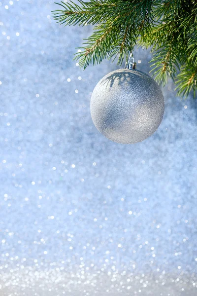 Kerstversiering op een kerstboom — Stockfoto