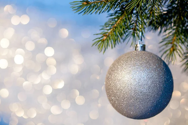 Palla di Natale su un albero di Natale — Foto Stock