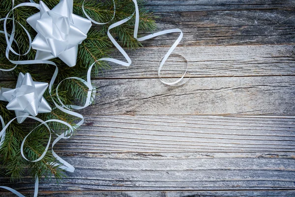 Rama de árbol de Navidad sobre un fondo de madera —  Fotos de Stock