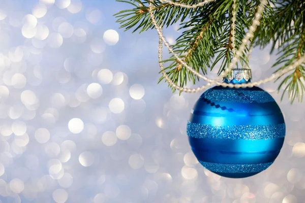 Blaue Weihnachtskugel am Weihnachtsbaum — Stockfoto