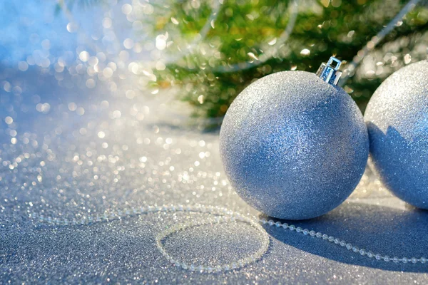 Vánoční koule na vánoční stromeček pozadí — Stock fotografie
