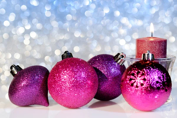 Boules de Noël et bougie sur un fond de fête Images De Stock Libres De Droits