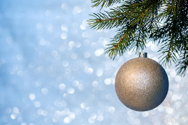 Boże Narodzenie Kula na gałęzi choinki — Zdjęcie stockowe