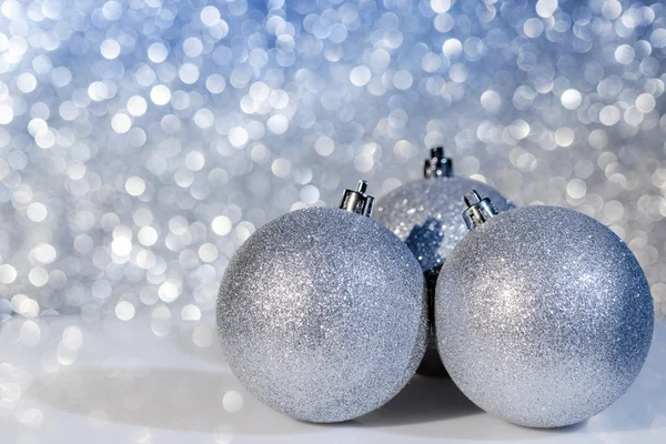 Kerstballen op een feestelijke achtergrond — Stockfoto