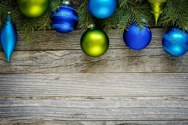 Frontera de ramas de árbol de Navidad con adornos —  Fotos de Stock