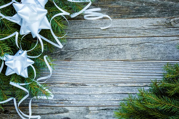 Christmas Fir trädgrenar med vita dekorationer — Stockfoto