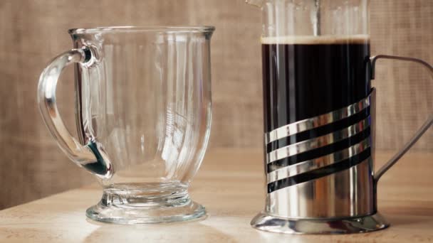 Café que se vierte en la taza transparente — Vídeos de Stock