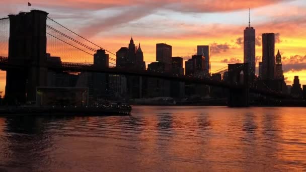 Silueta de Manhattan durante la puesta del sol — Vídeo de stock