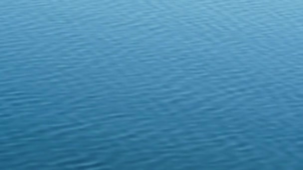 Blaues plätscherndes Wasser an einem See — Stockvideo
