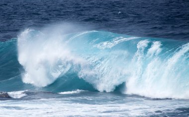 Okyanus dalgaları breaking