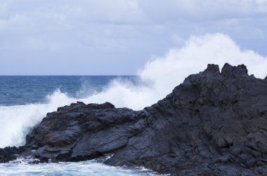 Gran Canaria kuzey sahilinde tarafından köpük dalgalar