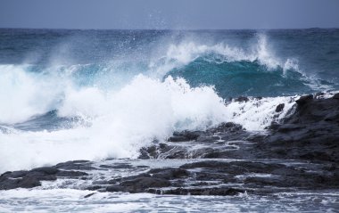 güçlü okyanus dalgaları Breaking 