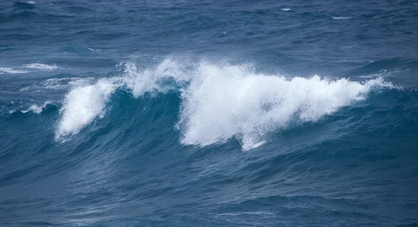 Ondas oceânicas poderosas quebrando — Fotografia de Stock