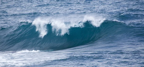 Ondas oceânicas poderosas quebrando — Fotografia de Stock