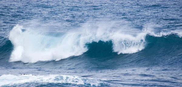 Olas del océano de gran alcance — Foto de Stock