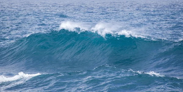 Gelombang laut yang kuat melanggar — Stok Foto
