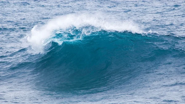 Erős óceáni hullámok törés — Stock Fotó
