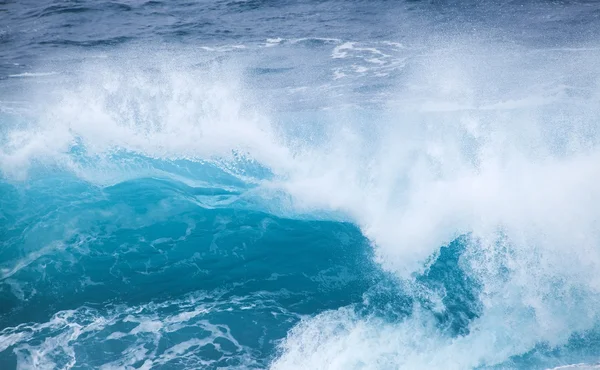 Výkonné oceánu vlny rozbití — Stock fotografie