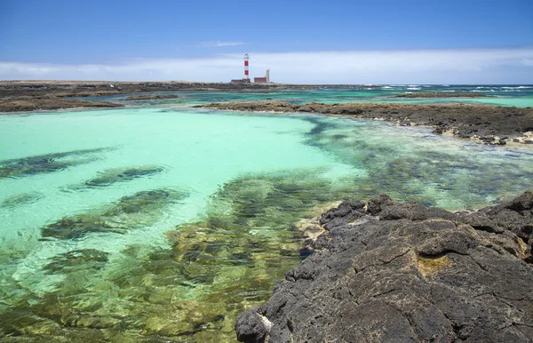 Fuerteventura do Norte, pequenas lagoas rasas em torno de Faro de Tos — Fotografia de Stock