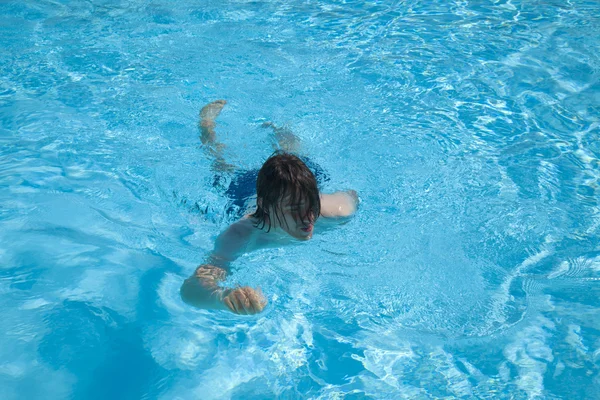 Adolescent garçon dans piscine extérieure — Photo