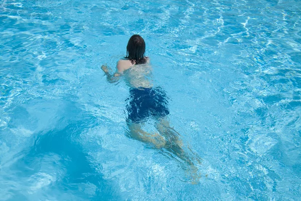 Teenage boy in outdoor pool — Stock Photo, Image